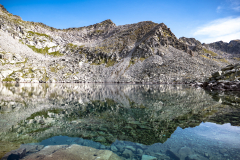 Reflejos y rocas del fondo del lago entre montañas